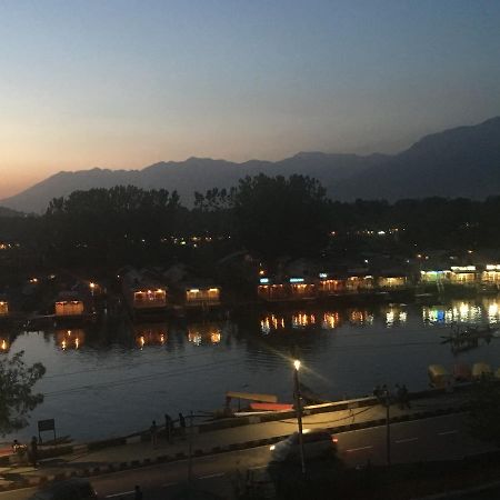 Shah Abbas Hotel At Dal Lake Srīnagar エクステリア 写真