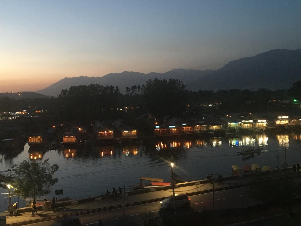 Shah Abbas Hotel At Dal Lake Srīnagar エクステリア 写真
