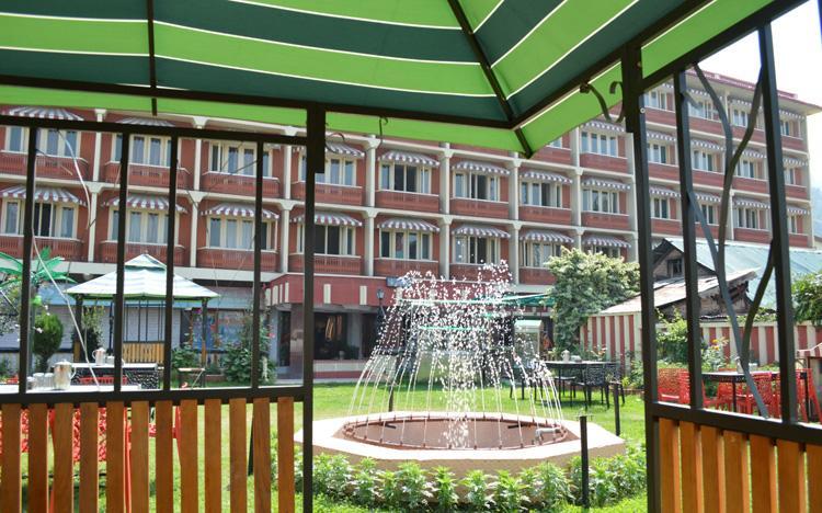 Shah Abbas Hotel At Dal Lake Srīnagar エクステリア 写真